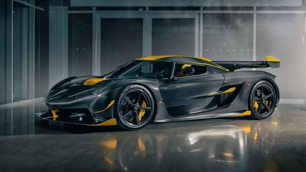 Canada’s First Koenigsegg Jesko Arrives in Yellow and Exposed Carbon Canada’s first Koenigsegg Jesko in exposed clear carbon with yellow detailing