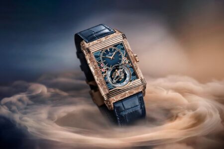 Jaeger-LeCoultre Turns the Reverso Hybris Artistica Calibre 179 Into a Pegasus Showcase Jaeger-LeCoultre Reverso Hybris Artistica Calibre 179 in pink gold with Pegasus engraving and blue lacquer details