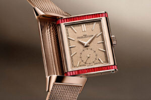 Jaeger-LeCoultre Gives the Reverso Tribute Monoface a Golden Or Deco Lineup Jaeger-LeCoultre Reverso Tribute Monoface Or Deco watches in gold on Milanese bracelets