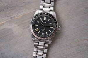 Maen Hudson 38 GMT MKII with black textured dial and two-tone 24-hour bezel