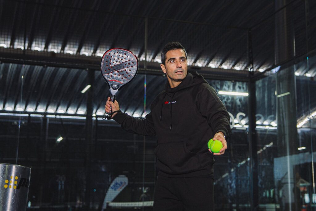 Manu Martín coaching a padel session on court