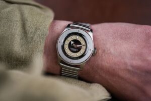 Serica Ref. 7505 Field Chronometer Brings Real Tool-Watch Specs to 35mm Serica Ref. 7505 Field Chronometer in 35mm stainless steel on Bonklip bracelet