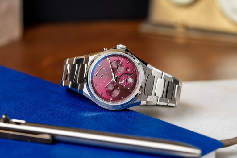 Venezianico Arsenale Calendario with red dial on integrated stainless steel bracelet