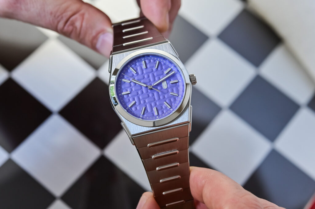 Louis Erard adds Mauve and Forest dials to the 2340 sports watch Louis Erard 2340 Mauve and Forest integrated sports watches with lacquered textured dials