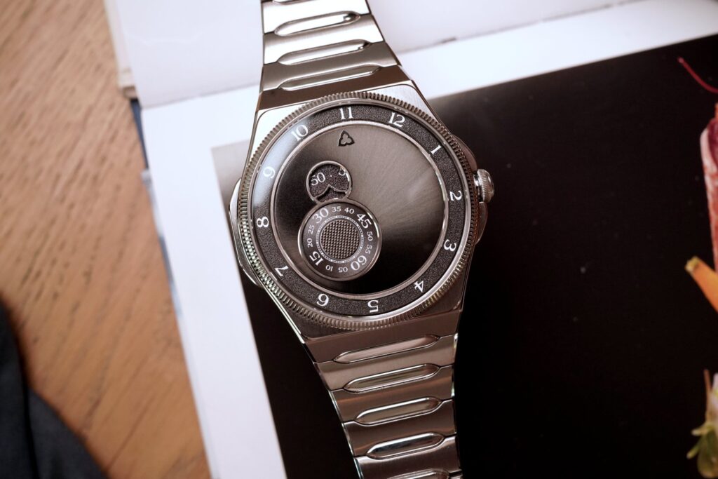 Trilobe Trente-Deux watches in steel with grey dial and rose gold with green dial