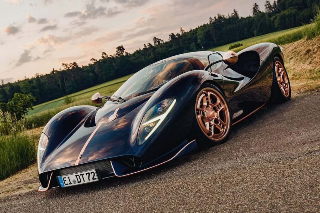 De Tomaso P72 Aurelian Night makes the production car feel worth the wait De Tomaso P72 Aurelian Night first customer car in deep blue with rose gold wheels