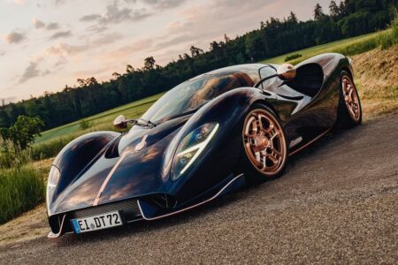 De Tomaso P72 Aurelian Night makes the production car feel worth the wait De Tomaso P72 Aurelian Night first customer car in deep blue with rose gold wheels