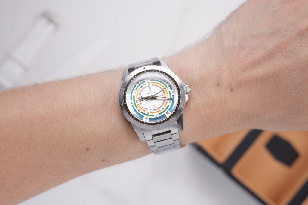 Héron Marinor Rainbow White Adds a Cleaner Face to the Decompression Timer Diver Héron Marinor Rainbow White dive watch with metallic white dial and rainbow decompression scale