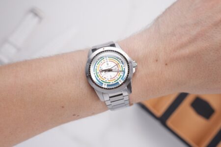 Héron Marinor Rainbow White Adds a Cleaner Face to the Decompression Timer Diver Héron Marinor Rainbow White dive watch with metallic white dial and rainbow decompression scale
