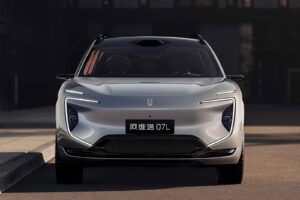 Avatr 07L electric SUV in a studio-style front three-quarter view