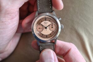 Vintage-inspired sector dial wristwatch with concentric hour and minute tracks