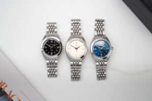 Héron Continental automatic sports watch with sandwich dial on a stainless steel beads-of-rice bracelet
