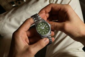 Quantum Horizon QMG1251B automatic sports watch with textured dial and steel bracelet