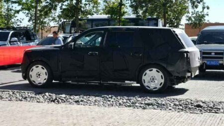 Yangwang’s camouflaged luxury SUV points at the Rolls-Royce Cullinan Camouflaged Yangwang luxury SUV prototype undergoing testing in China