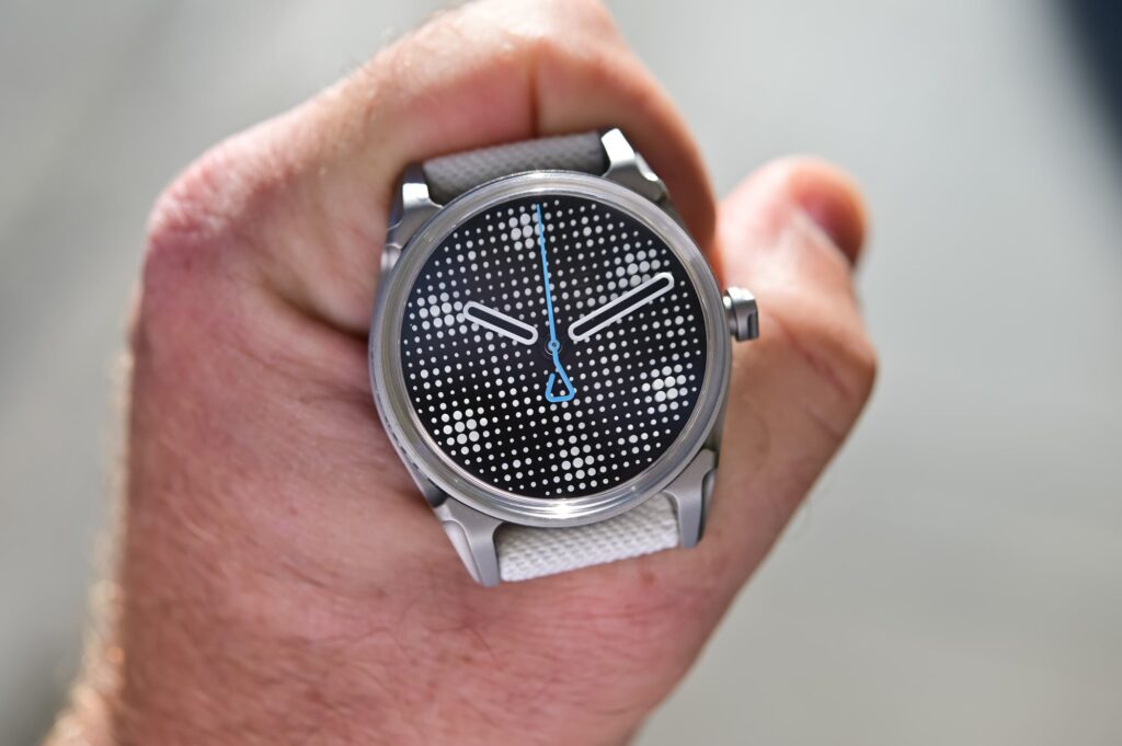 Kollokium Projekt 01 Variant H Gives the Debut Watch a Luminous Send-Off Kollokium Projekt 01 Variant H watch with black dial and luminous Lichtblock markers