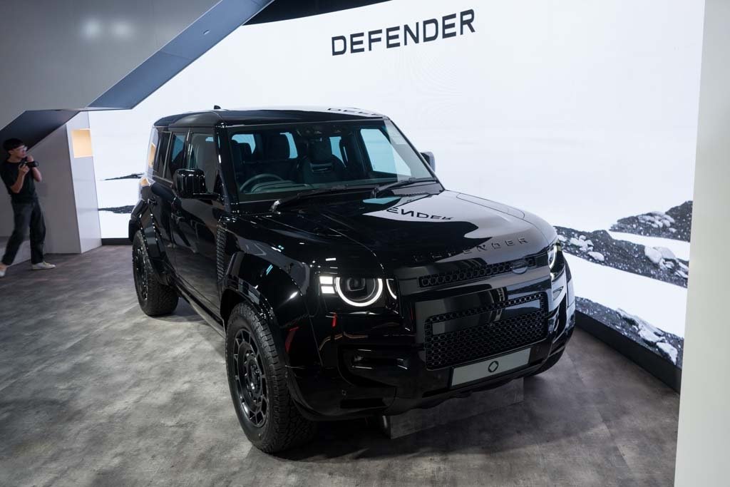 Defender OCTA Black in Narvik Black with dark exterior detailing