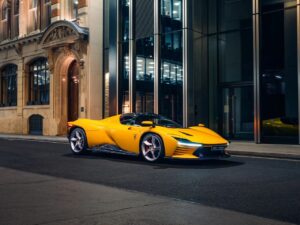 Ferrari Daytona SP3 in yellow with black carbon fibre details