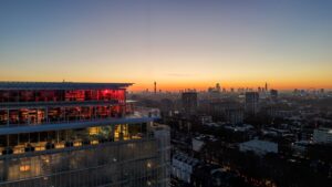 CÉ LA VI London rooftop restaurant and bar overlooking the London skyline from Paddington Square