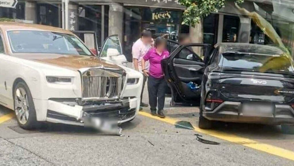 Rolls-Royce Phantom and BYD Sealion Crash Near Clarke Quay Leaves Passenger Injured Rolls-Royce Phantom and BYD Sealion after a crash near Clarke Quay in Singapore