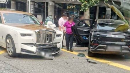 Rolls-Royce Phantom and BYD Sealion Crash Near Clarke Quay Leaves Passenger Injured Rolls-Royce Phantom and BYD Sealion after a crash near Clarke Quay in Singapore