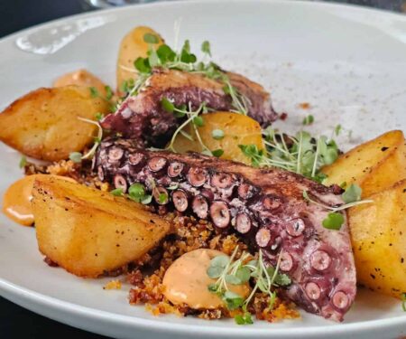 Das Brahms brings culture-led dining to Innsbruck’s Haus der Musik Outdoor terrace dining at Das Brahms in Innsbruck’s Haus der Musik cultural quarter
