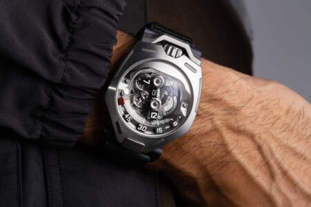 Urwerk UR-300 Time Quantum Rebuilds the Wandering Hour Urwerk UR-300 Time Quantum watch with reconfiguring wandering hour display